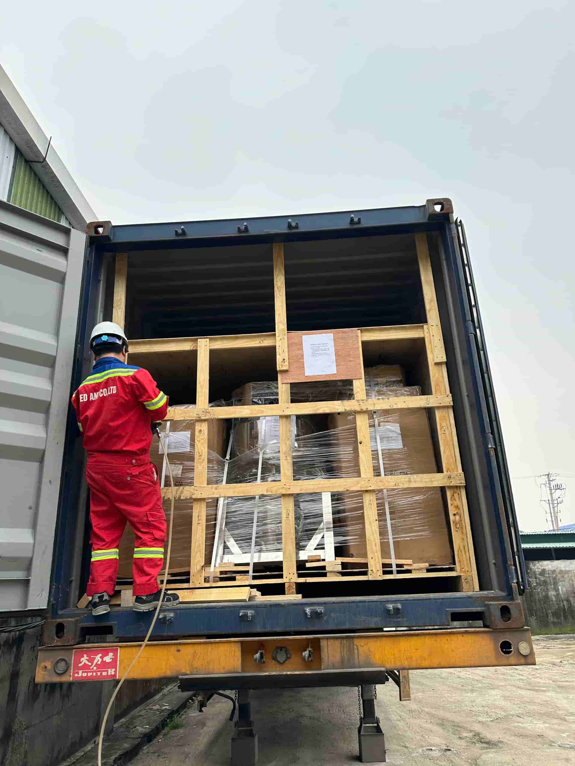 Chằng buộc máy CNC trên container