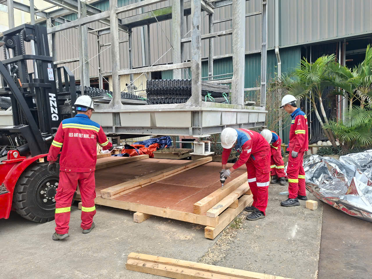 Đóng thùng gỗ cho máy móc công nghiệp và thiết bị cơ khí nặng