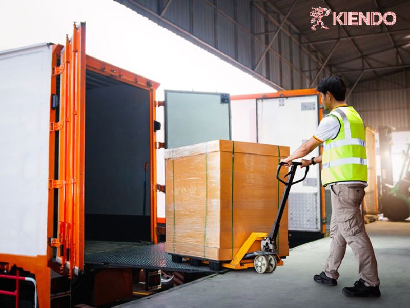 Tiến hành đóng hàng container