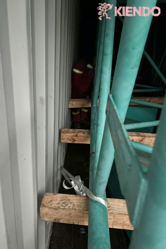 Gỗ chèn và thanh chống container